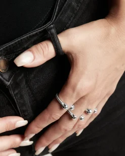 ANELLO BACKBONE IN ARGENTO CON TESCHI