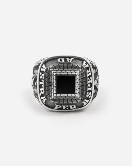 ANELLO CELEBRATIVO MASSONICO AD ASTRA IN ARGENTO CON PIETRA NERA