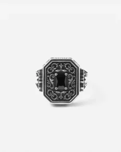 ANELLO CHEVALIER OTTAGONO DECORATO CLYDE IN ARGENTO CON PIETRA NERA