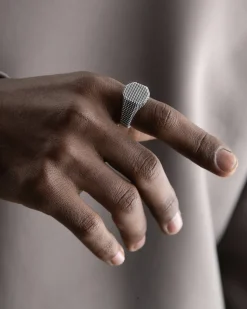ANELLO CHEVALIER OTTAGONO PUNTINATO IN ARGENTO