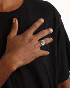 ANELLO CHEVALIER OTTAGONO IN ARGENTO CON PAVÈ DI BRILLANTI NERI
