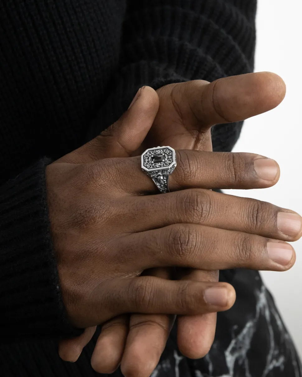 ANELLO CHEVALIER OTTAGONO DECORATO CLYDE IN ARGENTO CON PIETRA NERA