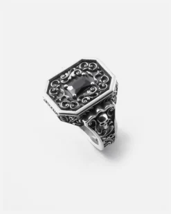 ANELLO CHEVALIER OTTAGONO DECORATO CLYDE IN ARGENTO CON PIETRA NERA