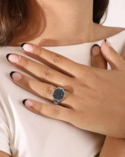 ANELLO CHEVALIER OTTAGONO IN ARGENTO CON PAVÈ DI BRILLANTI NERI