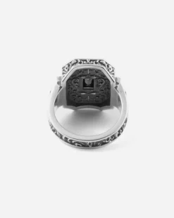 ANELLO CHEVALIER OTTAGONO DECORATO CLYDE IN ARGENTO CON PIETRA NERA