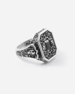 ANELLO CHEVALIER OTTAGONO DECORATO CLYDE IN ARGENTO CON PIETRA NERA