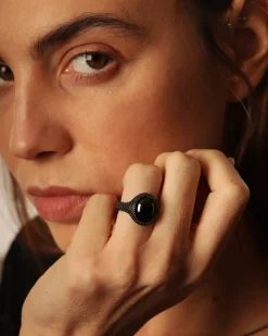 ANELLO CHEVALIER OVALE PUNTINATO TOTAL BLACK CON PIETRA NERA