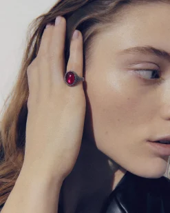 ANELLO CHEVALIER OVALE PUNTINATO CON PIETRA ROSSA