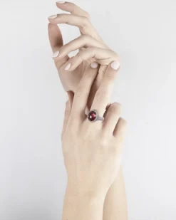 ANELLO CHEVALIER OVALE PUNTINATO CON PIETRA ROSSA