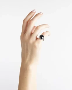 ANELLO CHEVALIER OVALE PUNTINATO CON PIETRA ONICE