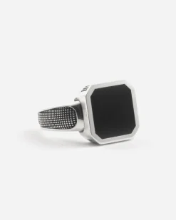 ANELLO CHEVALIER QUADRATO PARTICLE CON TEXTURE BORCHIE IN ARGENTO E PIETRA ONICE PIATTA