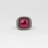 ANELLO CHEVALIER QUADRATO PUNTINATO CON PIETRA ROSSA