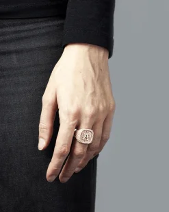 ANELLO CHEVALIER QUADRATO PUNTINATO CON LETTERA INIZIALE PERSONALIZZABILE