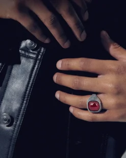 ANELLO CHEVALIER QUADRATO PUNTINATO CON PIETRA ROSSA