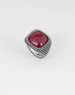 ANELLO CHEVALIER QUADRATO PUNTINATO CON PIETRA ROSSA