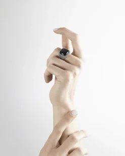 ANELLO CHEVALIER QUADRATO PUNTINATO CON PIETRA NERA