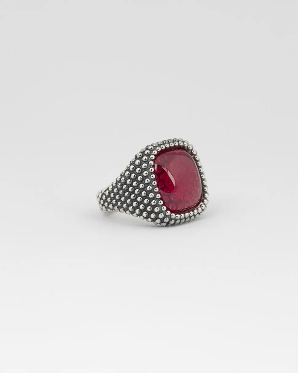 ANELLO CHEVALIER QUADRATO PUNTINATO CON PIETRA ROSSA