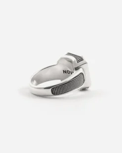 ANELLO CHEVALIER QUADRATO PARTICLE CON TEXTURE BORCHIE IN ARGENTO E PIETRA ONICE PIATTA