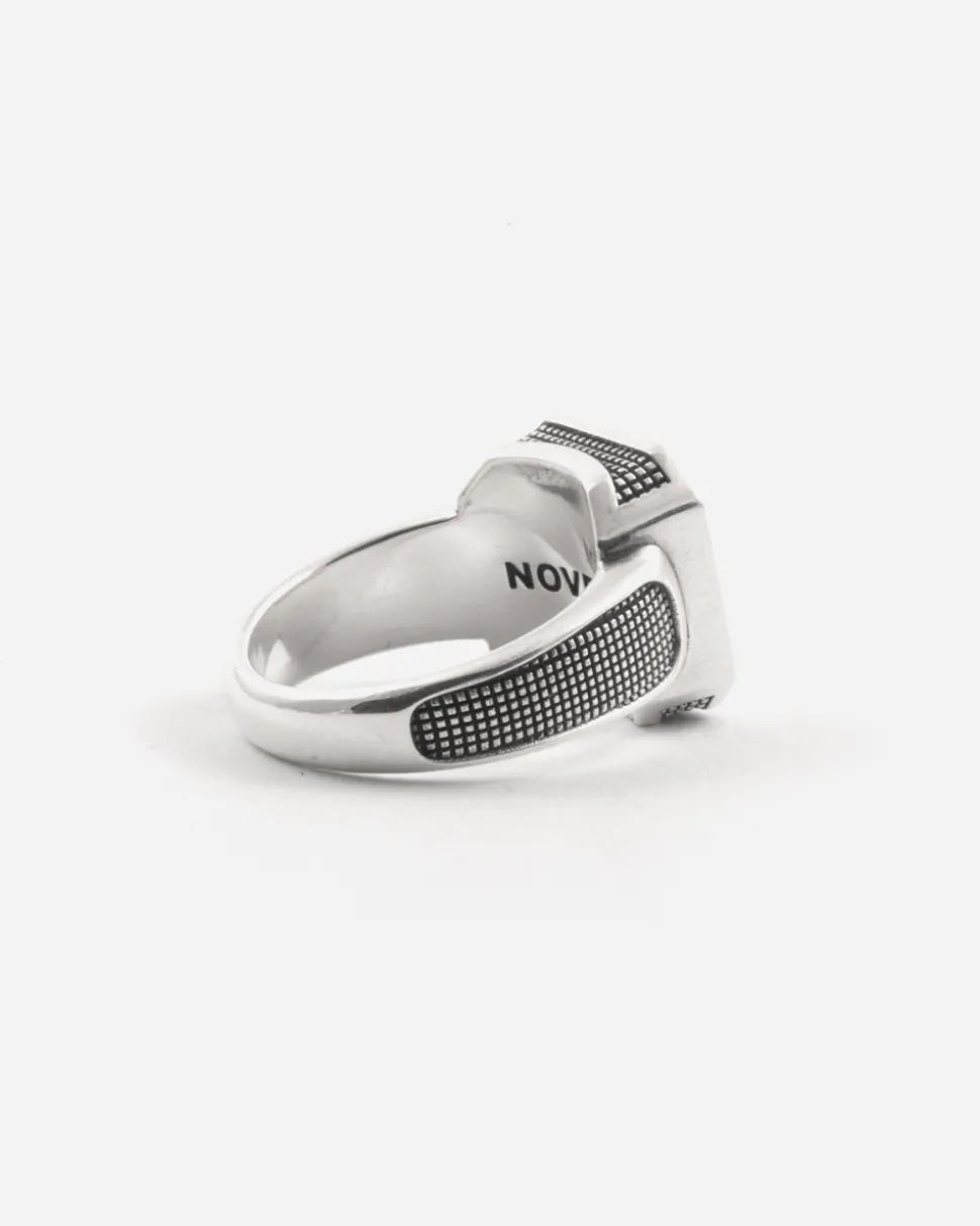 ANELLO CHEVALIER QUADRATO PARTICLE CON TEXTURE BORCHIE IN ARGENTO E PIETRA ONICE PIATTA