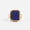 ANELLO CHEVALIER RETTANGOLARE WISDOM STONE PLACCATO ORO CON PIETRA LAPIS PIATTA