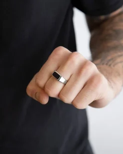 ANELLO CHEVALIER RETTANGOLO ORIZZONTALE IN ARGENTO CON PIETRA NERA