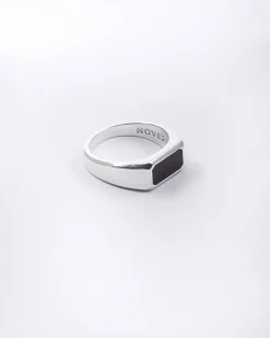 ANELLO CHEVALIER RETTANGOLO ORIZZONTALE IN ARGENTO CON PIETRA NERA