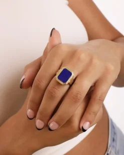 ANELLO CHEVALIER RETTANGOLARE WISDOM STONE PLACCATO ORO CON PIETRA LAPIS PIATTA