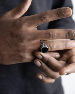 ANELLO CHEVALIER ROMEO IN ARGENTO CON PIETRA NERA