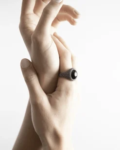 ANELLO CHEVALIER TONDO PUNTINATO CON PIETRA NERA
