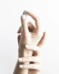 ANELLO FASCIA PUNTINATA IN ARGENTO