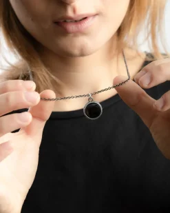 CIONDOLO TONDO PUNTINATO CON PIETRA PERSONALIZZABILE
