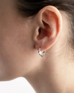 ORECCHINO A CERCHIO IN ARGENTO DECORATO CON PIRAMIDI E PALLINE