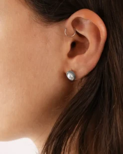ORECCHINO LOBO PUNTINATO PEARL FLOWER IN ARGENTO CON PERLA E SFERA